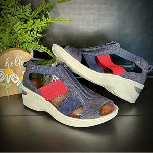 NWT BZEES Navy and Red Duet Sandals size 9W